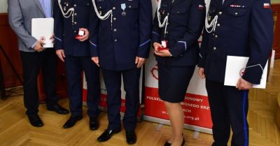 Policjanci z Żar odznaczeni za wieloletnie oddawanie krwi