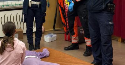 Policjanci i ratownik uczą dzieci bezpieczeństwa w szkołach