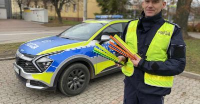 Policja rozdaje odblaski i apeluje o ostrożność na drogach