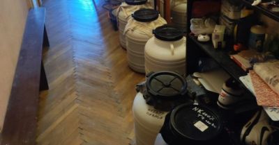 Zatrzymani w Tarnowie za produkcję alkoholu i posiadanie narkotyków