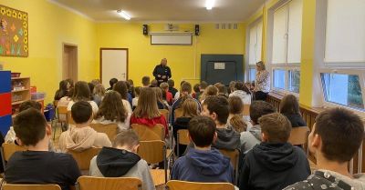 Policja uczy dzieci zasad bezpieczeństwa i noszenia odblasków
