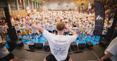 Kilkuset uczestników wzięło udział w SK x Kacpa Challenge 2025. W warszawskim Wilanowie koszykówka połączyła pokolenia