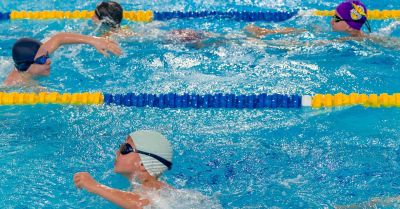 Rekordowa charytatywna sztafeta pływacka we wrocławskich szkołach - w akcji 28 szkół i 9 basenów!