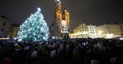 Na Rynku Głównym w Krakowie rozbłysła 15-metrowa choinka