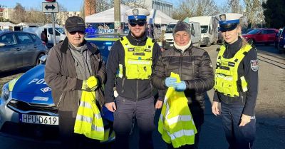 Policjanci rozdali kamizelki odblaskowe mieszkańcom Chodzieży