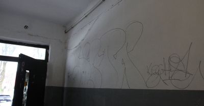 Pomalował flamastrem ściany klatki schodowej i został zatrzymany