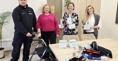 Policjant przekazał sprzęt dla osób z niepełnosprawnościami