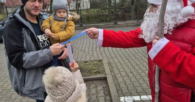 Mikołajki w Jędrzejowie policjanci uczą dzieci bezpieczeństwa