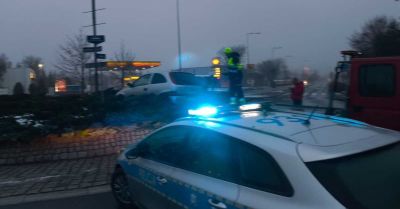 Nastolatek bez prawa jazdy uderzył w nasyp ronda