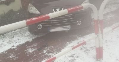 Nietrzeźwy kierowca uszkodził barierki i uciekł z miejsca