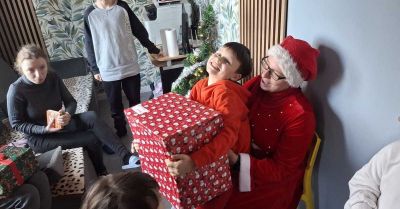 Policjanci i wolontariusze rozdali świąteczne prezenty dzieciom