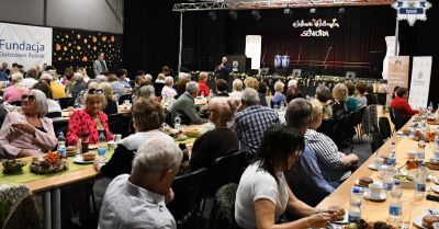 Policjant przestrzega seniorów przed oszustami podczas biesiady