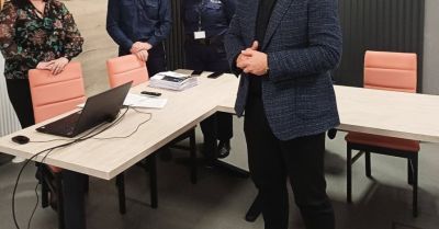 Seniorzy uczą się jak nie paść ofiarą oszustów