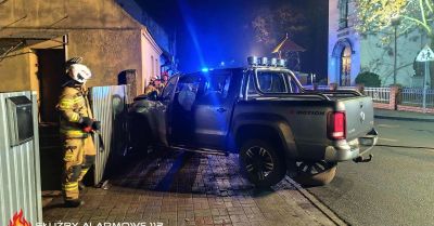 Pijany kierowca uderzył w dom w Kębłowie