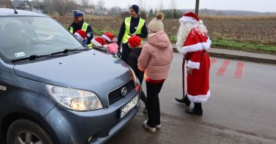 Mikołaje w mundurach przypominają kierowcom o bezpieczeństwie