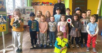 Policjantka uczy przedszkolaków bezpieczeństwa na drodze