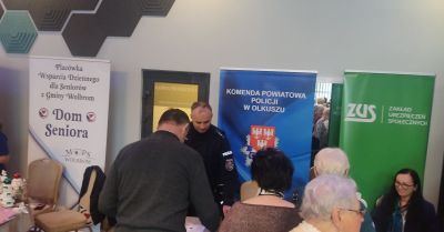 Policja uczy seniorów jak nie dać się oszustom