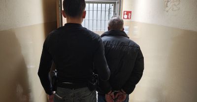 Uciekał 117 km/h, rozbił auto i łapał stopa. Zatrzymany