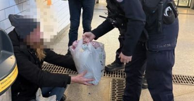 Sopoccy policjanci pomagają bezdomnym podczas mrozów