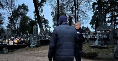 Policjanci odnaleźli na cmentarzu zagubionego 63 letniego mężczyznę