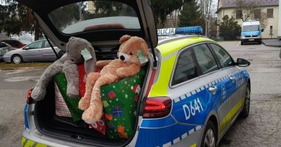 Policjanci z Zamościa przekazali świąteczne upominki dzieciom
