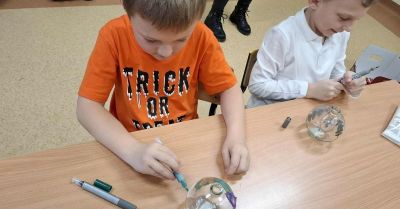 Świąteczne warsztaty we Włostowie Policjantki uczą bezpiecznej zabawy