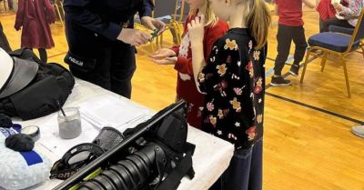 Mikołajki w Skórcu: policjanci wspierali zbiórkę dla Karola