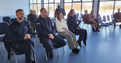 Seniorzy w Pruszczu uczą się jak unikać oszustw