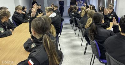 Uczniowie klas mundurowych poznali prawa człowieka w komendzie