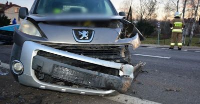 Czołowe zderzenie peugeota i opla na DK28 w Jaszczwi