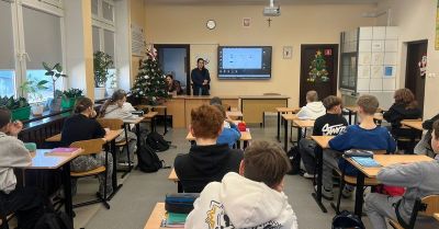 Policjantka rozmawiała z uczniami Trójki o odpowiedzialności