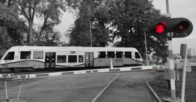 Przejazdy kolejowe: jak uniknąć tragedii na torach