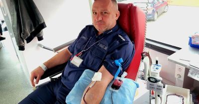 Goleniowscy dzielnicowi znów oddali krew i pomagają innym