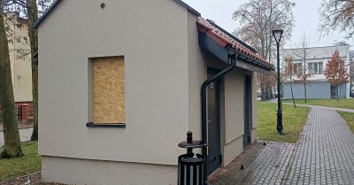 Mężczyzna zatrzymany za wybicie szyby w toalecie w parku