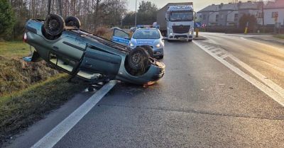 Dachowanie renault na DK11 w Tworogu kierowca bez obrażeń