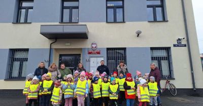 Uczniowie z Radkowa odwiedzili komendę we Włoszczowie