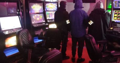 Nielegalne automaty i narkotyki w lokalu w Suchedniowie