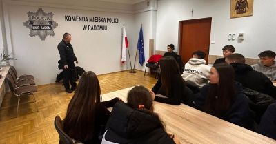 Mundurowi zachęcają młodzież do służby w policji