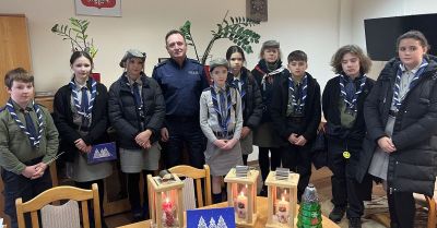 Betlejemskie Światło Pokoju trafiło do tomaszowskiej komendy