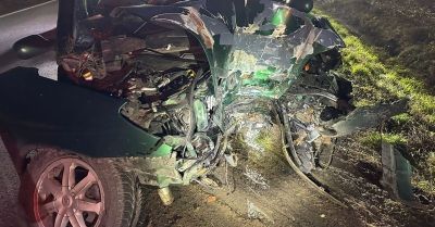 Niebezpieczne wyprzedzanie na K15. Renault uderzyło w drzewo