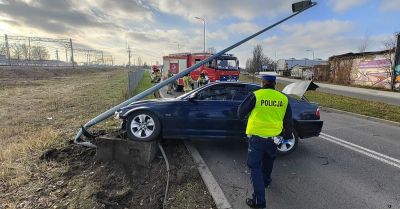 Wjechał w słup w Radomiu. W samochodzie znaleziono narkotyki