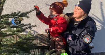 Dzieci ubrały odblaskową choinkę przed komendą w Miliczu