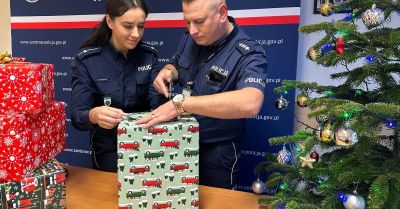 Zambrowska policja pomaga rodzinie w ramach Szlachetnej Paczki