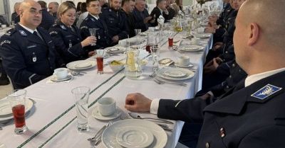 Policja i samorządowcy łamią opłatek w Gostyniu