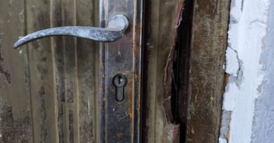 Recydywista przyłapany przy włamaniu miał narkotyki