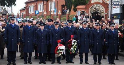 Komendant z Kietrza uczcił pamięć policjantów z Brzezia