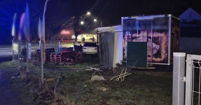 Nietrzeźwy kierowca BMW uszkodził ogrodzenie i wyposażenie