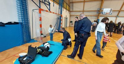 Policja na kiermaszu świątecznym w Humniskach przyciągnęła tłumy