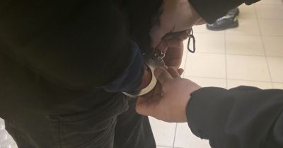 Zniszczył sąsiadowi auto i groził mu Trafił w areszt