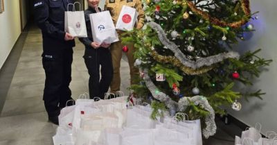 Służby mundurowe przekazały świąteczne prezenty dzieciom w Łęczycy